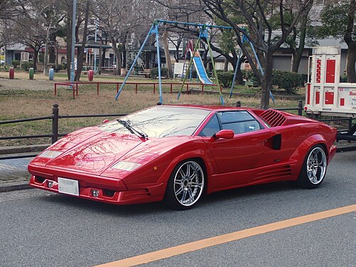Lamborghini Countach 25th Anniversary rouge garée au bord d'un parc